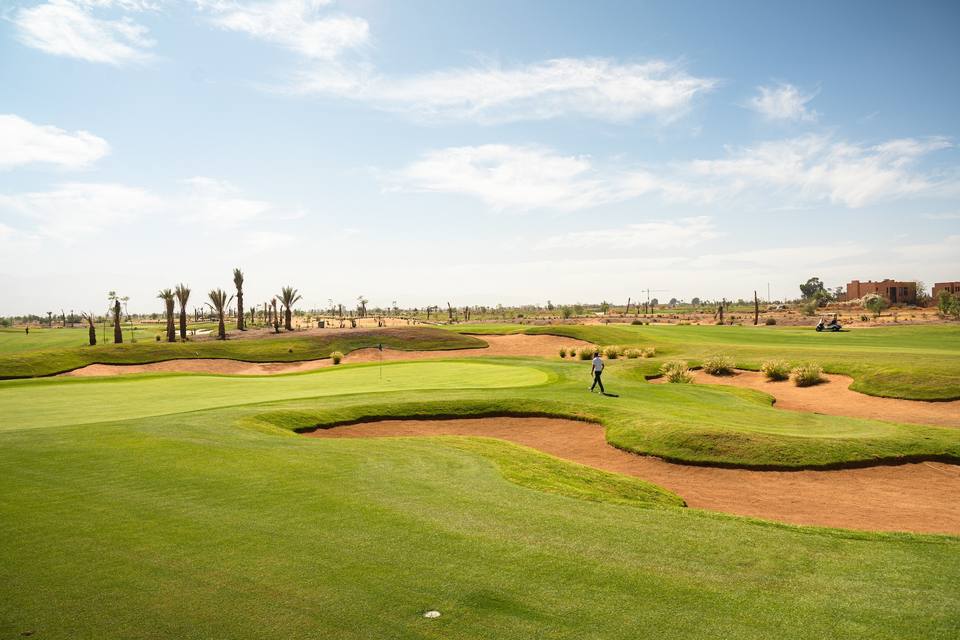Akenza : green, bunkers de sable rouge, jeunes palmiers