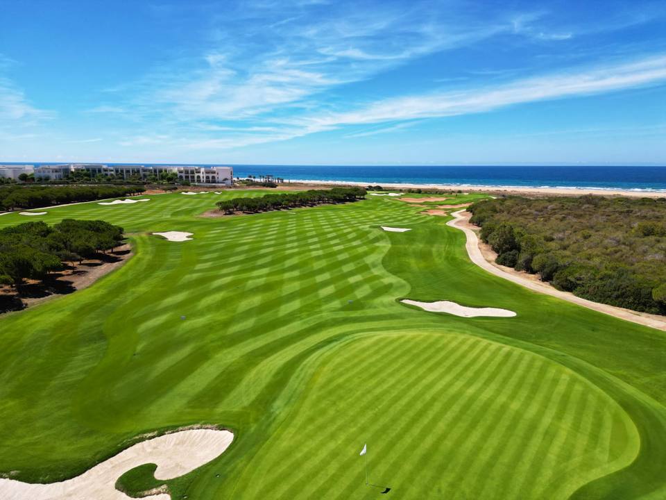 Al Houara Golf Club : vue aérienne d'un fairway vers l'océan