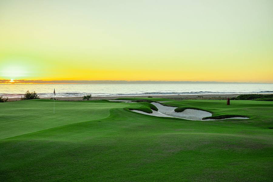 Al Houara Golf Club : green et bunker face à l'océan, couchant