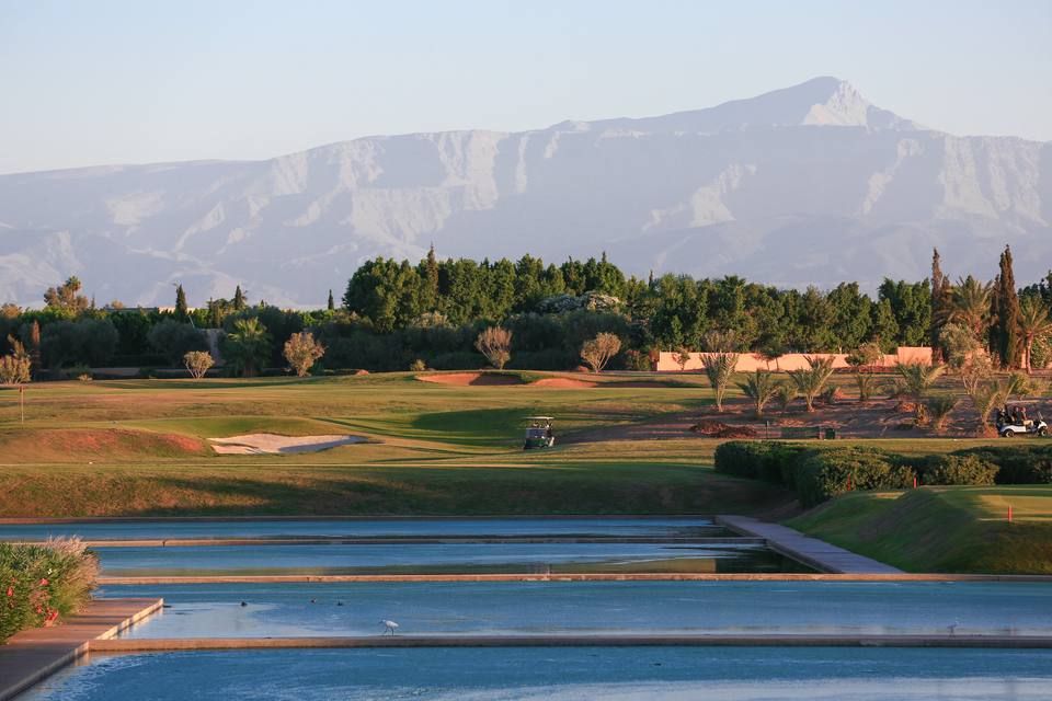 Al Maaden Golf Resort : bassins rectangulaires, fairway, Atlas en fond