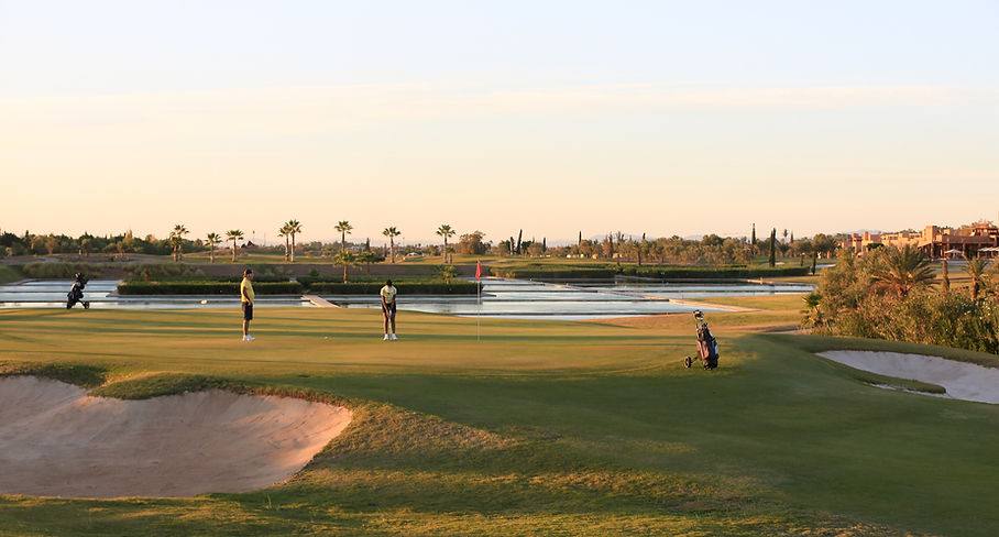 Al Maaden Golf Resort : green et bunkers au couchant, bassins