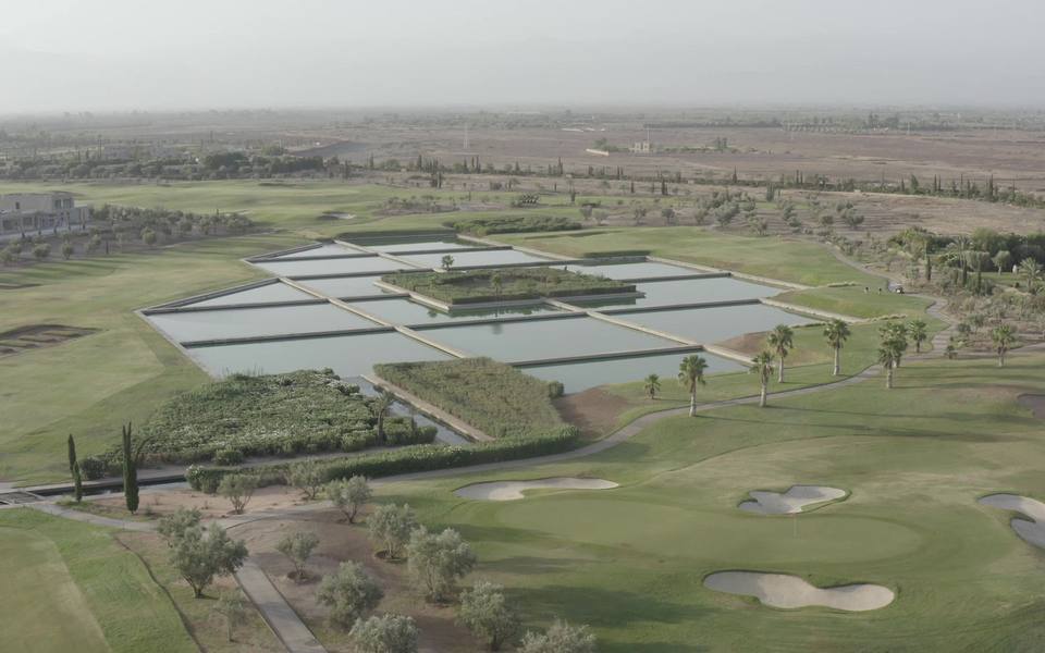 Al Maaden Golf Resort : vue aérienne : bassins rectangulaires et greens