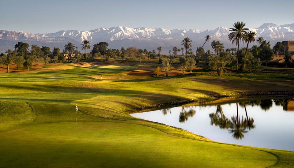 Amelkis Golf Club : green, lac et palmiers face à l'Atlas