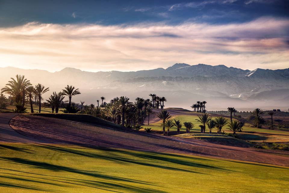 Assoufid Golf Club : fairway, palmeraie et Atlas au couchant
