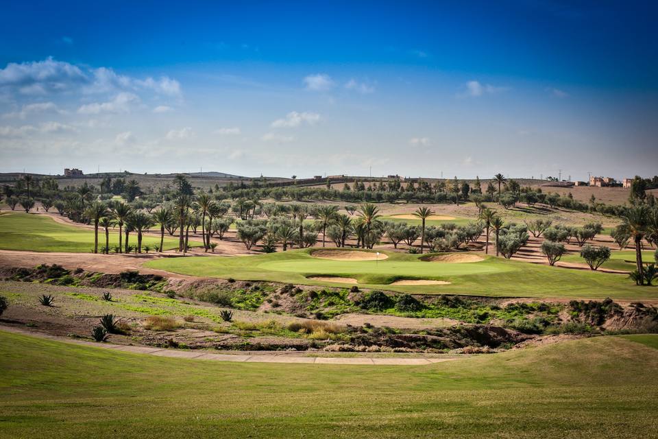 Assoufid Golf Club : green et bunkers au-delà d'un ravin