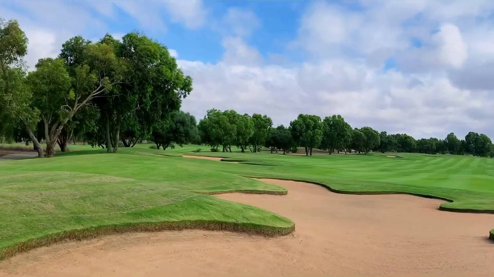 Bahia Golf Beach : bunker et fairway bordé d'arbres