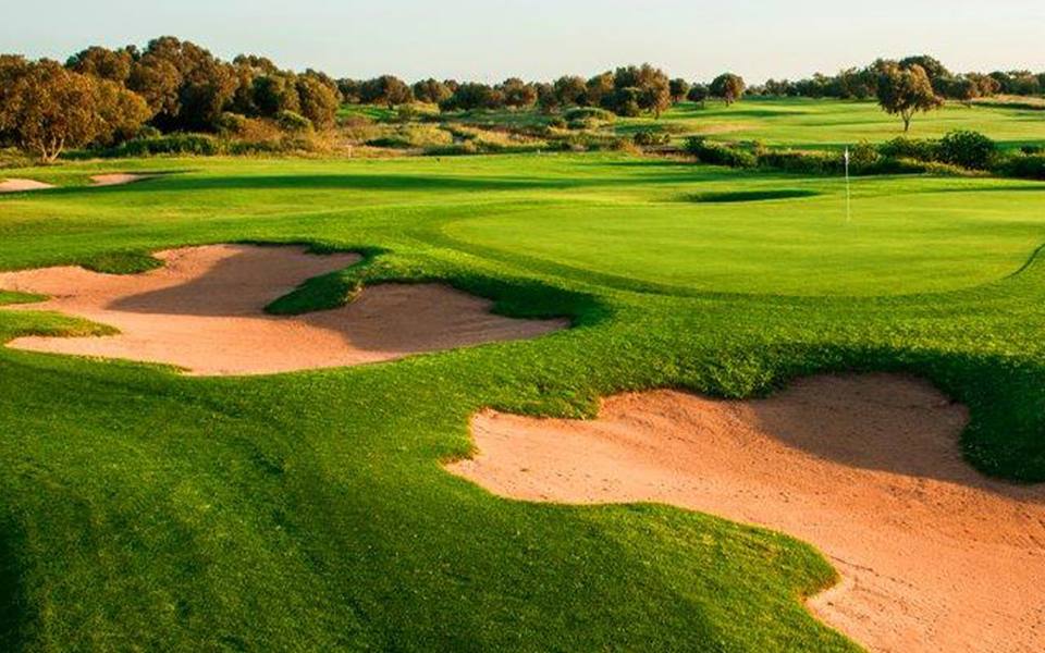 Bahia Golf Beach : bunkers devant un green, fin de journée