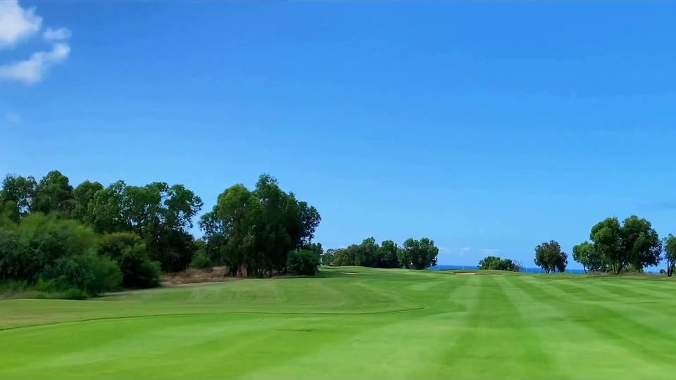 Bahia Golf Beach : fairway rayé, mer à l'horizon