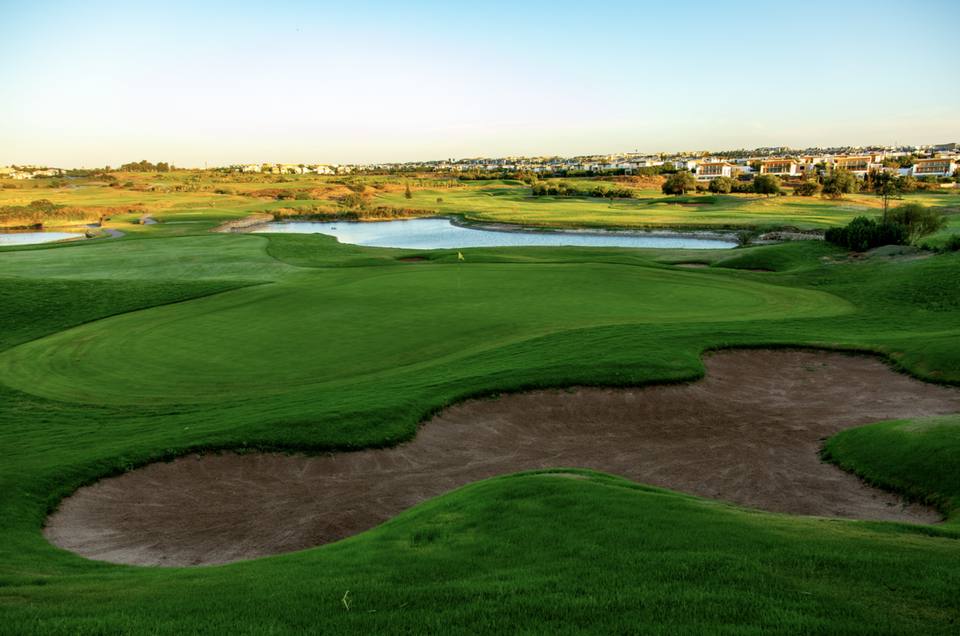 Casa Green Golf Club : bunker, green et lac au fond