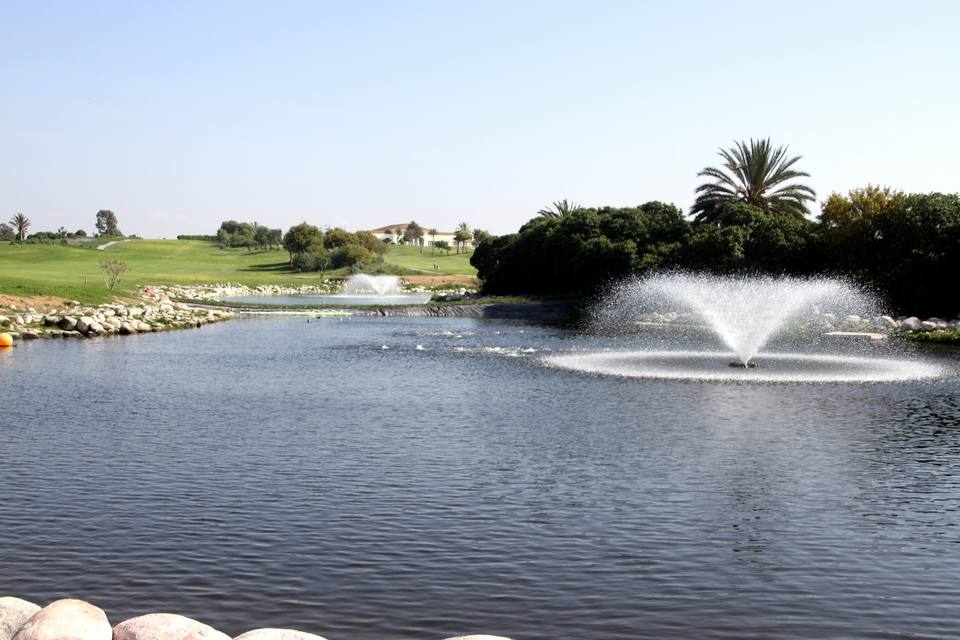 Golf de l'Océan : lac à fontaines, club-house au fond