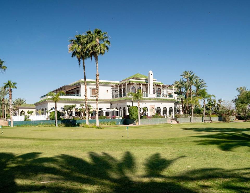 Golf de la Palmeraie : putting green devant un bâtiment blanc
