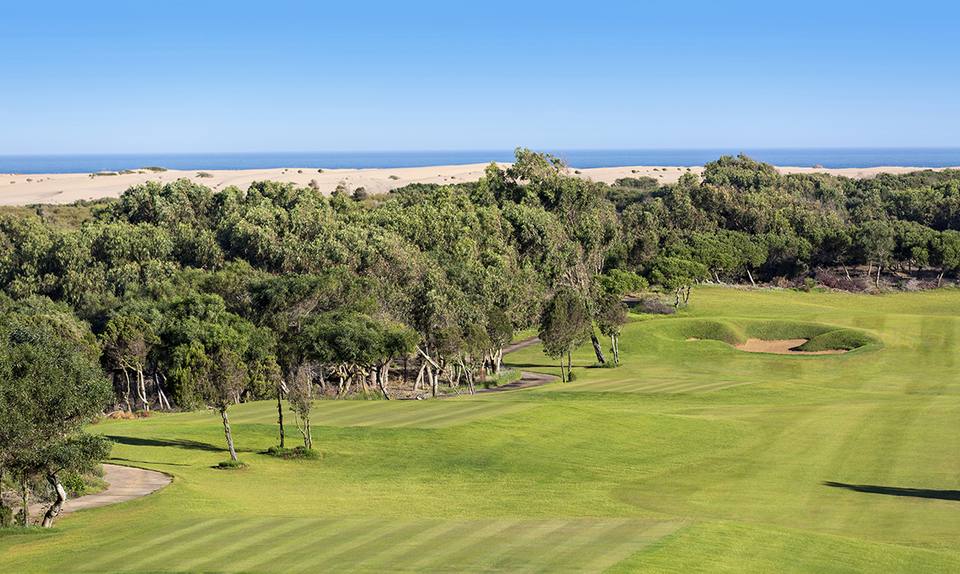 Golf de Mogador : fairway, forêt, dunes et océan au fond