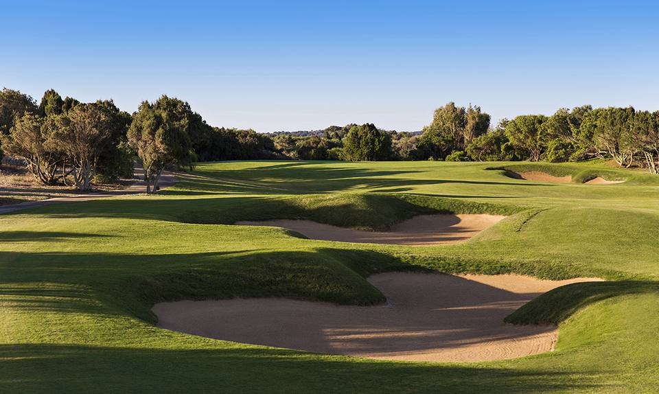 Golf de Mogador : bunkers profonds sur fairway bordé d'arbres