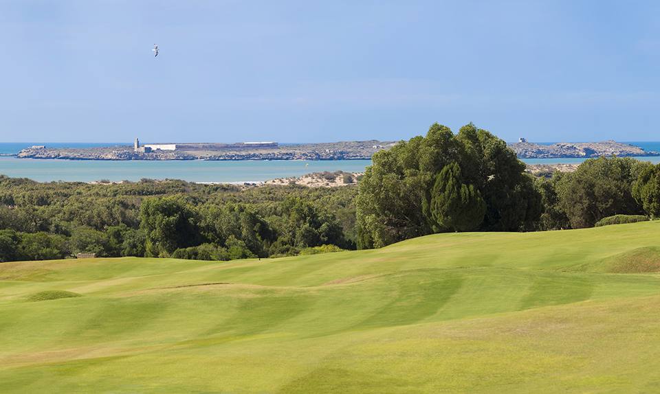 Golf de Mogador : fairway vallonné, île et mer au loin