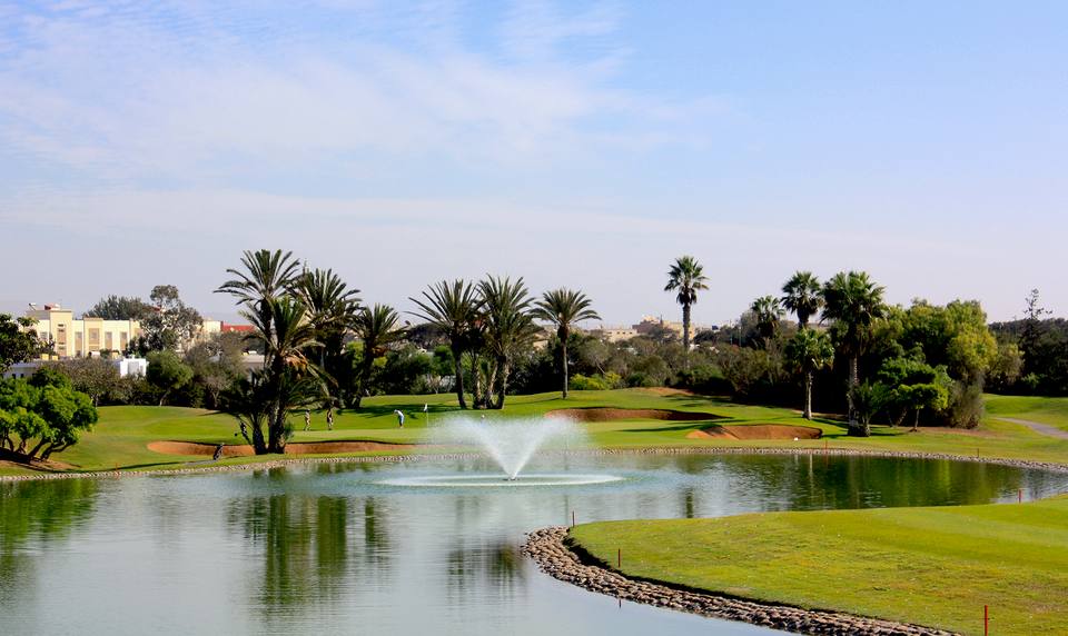 Golf du Soleil : lac à fontaine, palmiers et bunkers