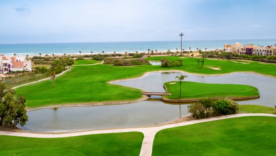 Golf Lacs : lacs, green-île et mer au fond