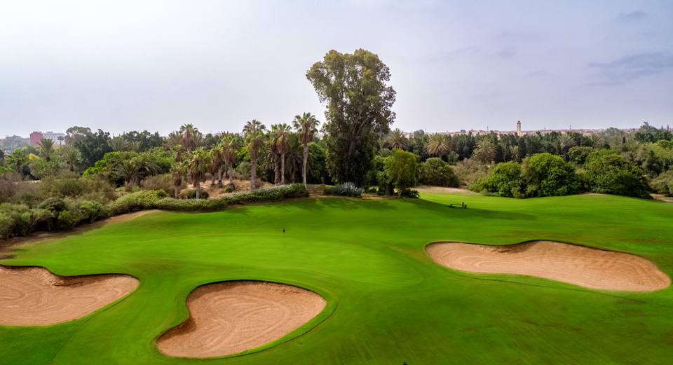 Golf Les Dunes : green entouré de bunkers et palmiers