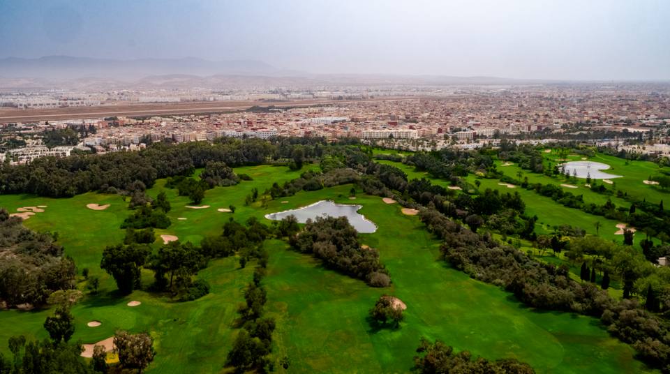 Golf Les Dunes : vue aérienne du parcours, ville au fond