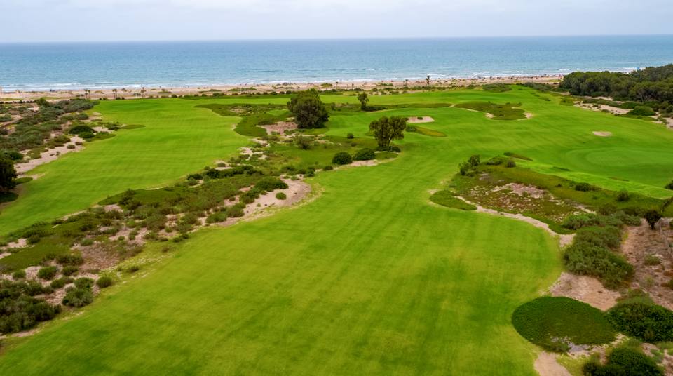 Golf Teelal : vue aérienne des fairways vers la mer