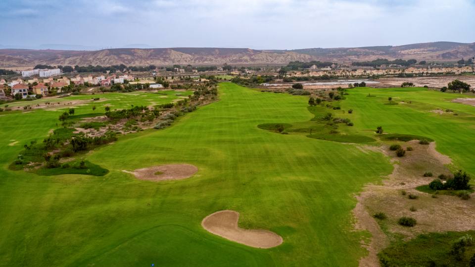 Golf Teelal : vue aérienne fairway, bunkers, collines