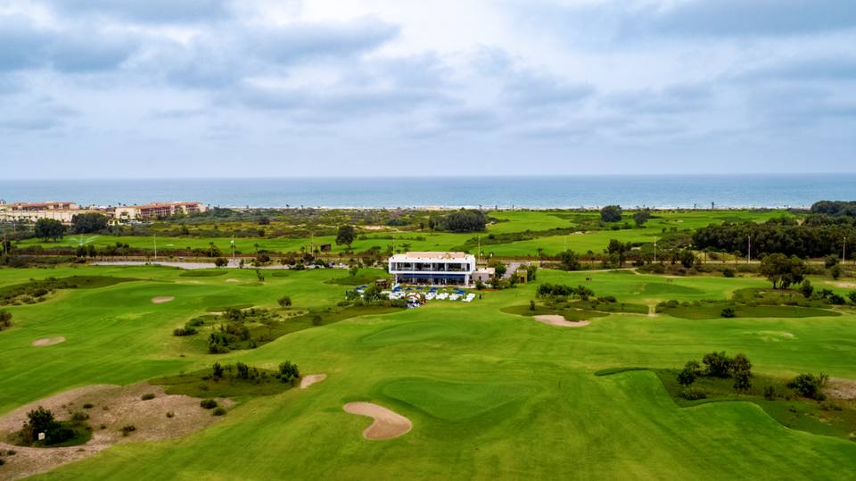 Golf Teelal : club-house au milieu du parcours, mer