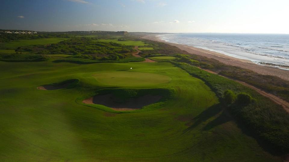 Mazagan Beach & Golf Resort : vue aérienne du parcours bordant l'océan