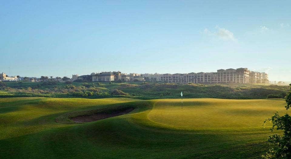 Mazagan Beach & Golf Resort : green, bunker et hôtel à l'horizon