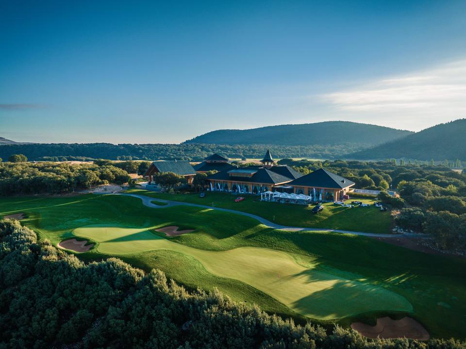 Michlifen Golf & Country Club : vue aérienne green, club-house, collines boisées