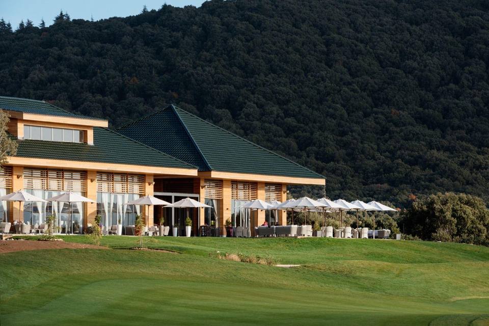 Michlifen Golf & Country Club : club-house vu depuis le parcours
