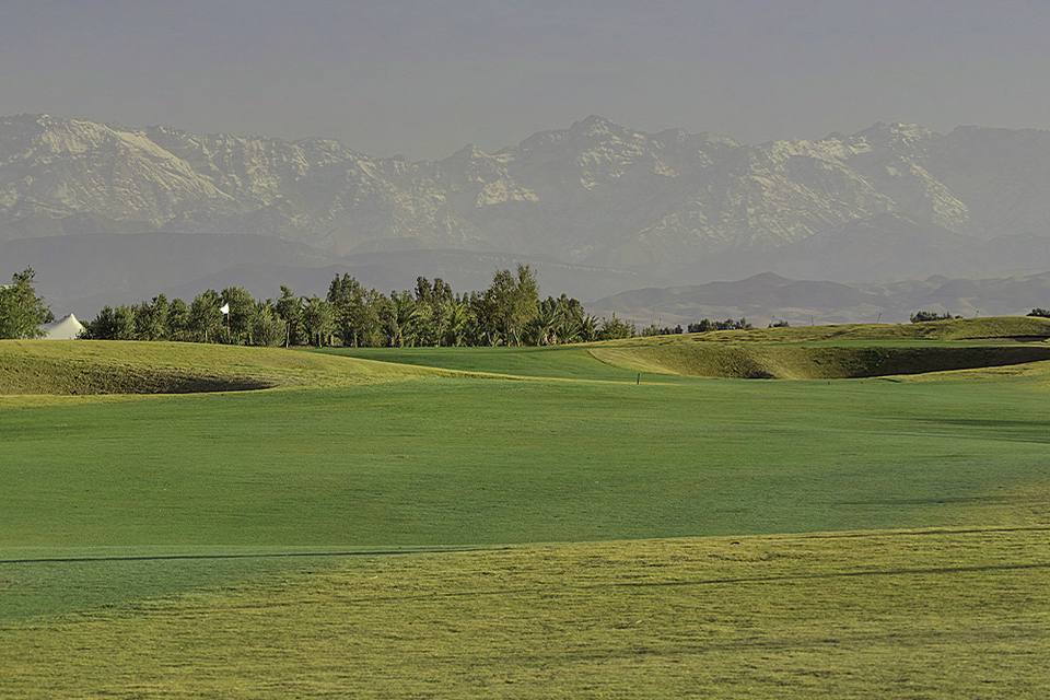 Noria Golf Club : fairway vallonné face à l'Atlas enneigé