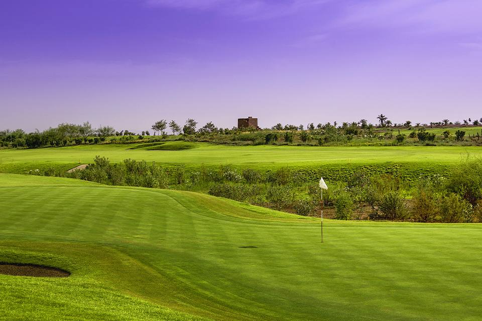 Noria Golf Club : green au drapeau blanc, tour en fond