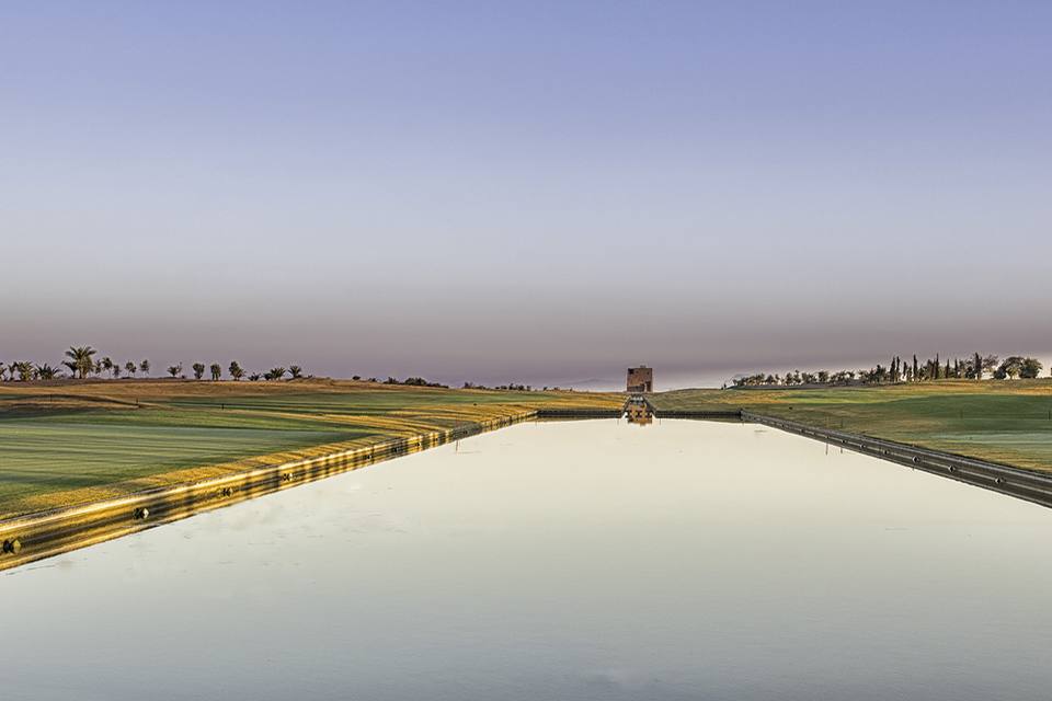 Noria Golf Club : bassin rectangulaire entre deux fairways, tour