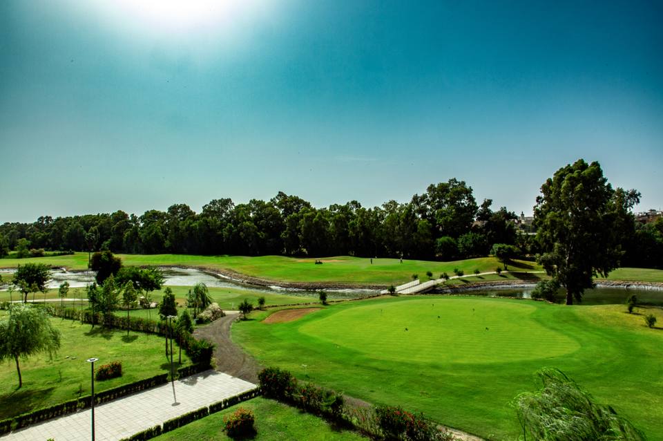 Oued Fès Golf : green, oued et passerelle, vue surélevée