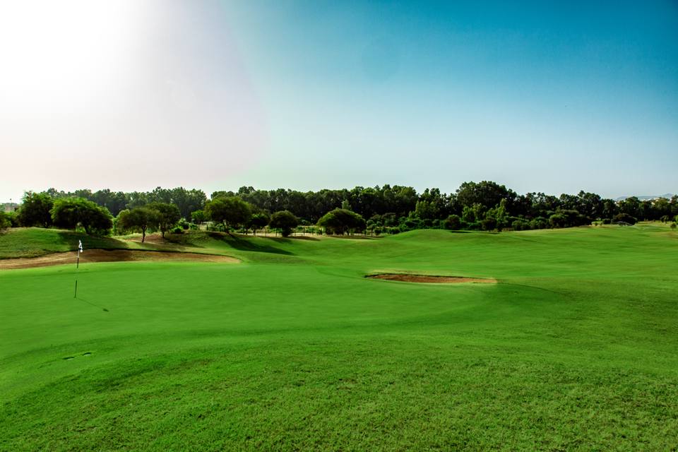 Oued Fès Golf : green au drapeau et bunkers