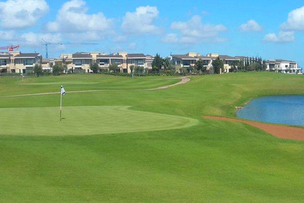 PalmGolf Casablanca : green, lac et résidences au fond