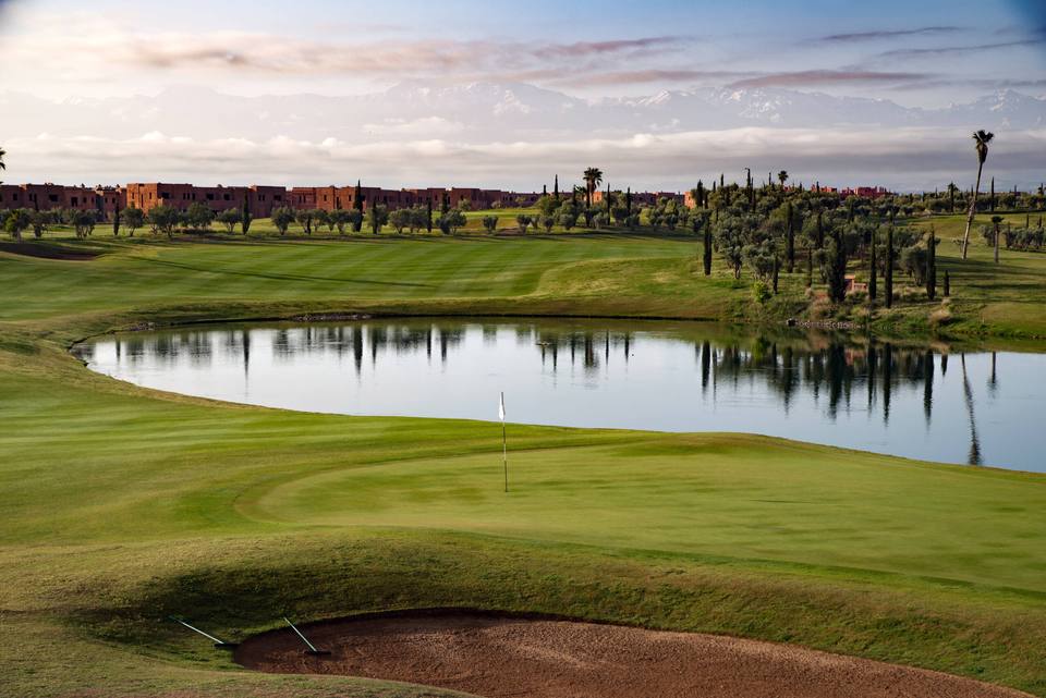 PalmGolf Marrakech Ourika : green au bord du lac, Atlas voilé