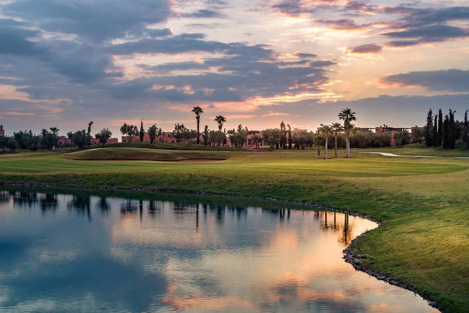 PalmGolf Marrakech Ourika : lac et fairway au coucher du soleil