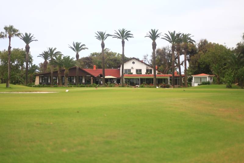 Royal Golf Anfa Mohammedia : fairway, palmiers et club-house au fond