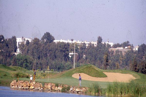 Royal Golf Benslimane : bunker et green au bord du lac