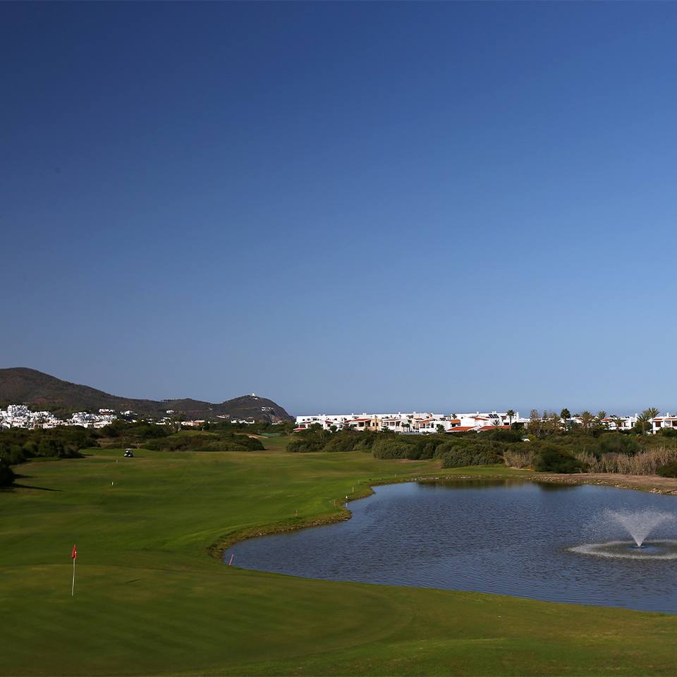 Royal Golf Cabo Negro : fairway, lac à fontaine, colline au fond