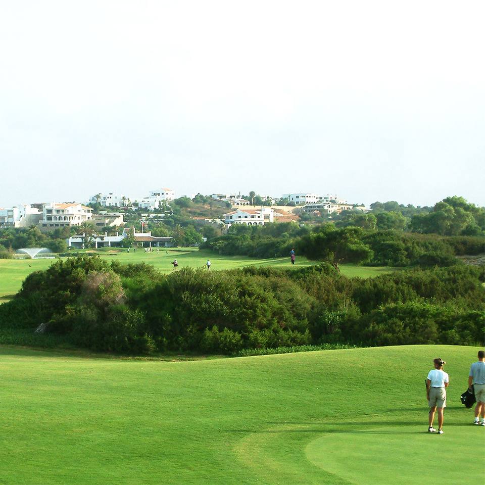 Royal Golf Cabo Negro : fairway et maquis, villas au fond