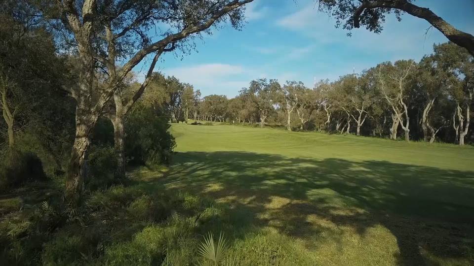 Royal Golf Dar Es Salam — parcours Bleu : fairway en lisière de forêt