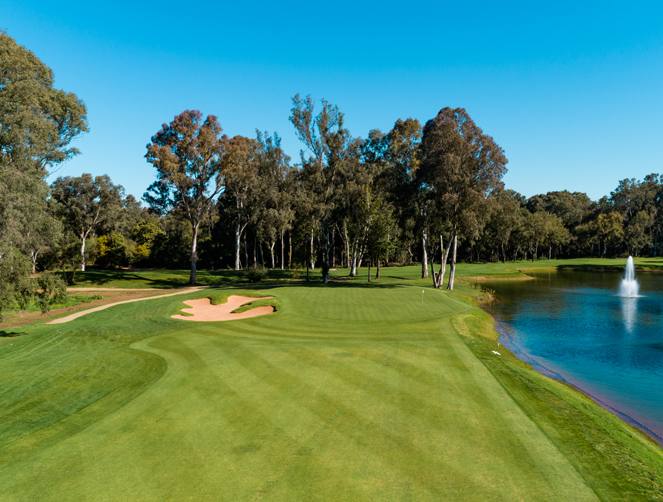 Royal Golf Dar Es Salam — parcours Bleu : fairway, bunker et lac à jet d'eau