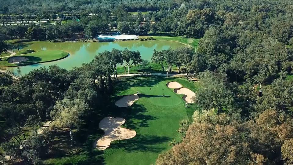 Royal Golf Dar Es Salam — parcours Rouge : vue aérienne : fairway, bunkers, lac