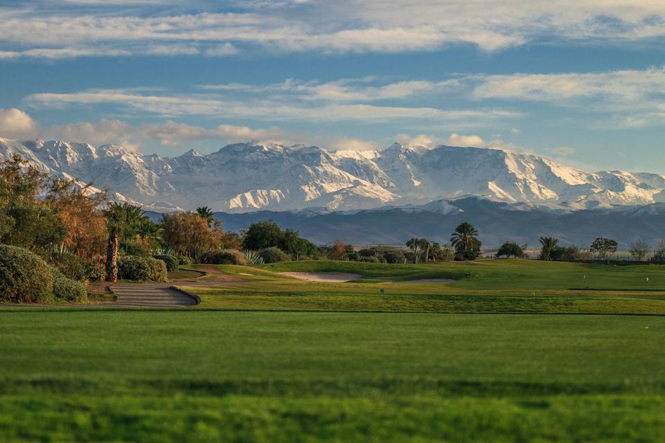 Samanah Golf by Nicklaus : fairway et bunker face à l'Atlas enneigé
