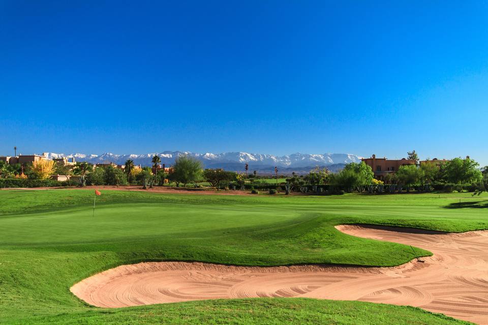 Samanah Golf by Nicklaus : green, grand bunker, Atlas en fond