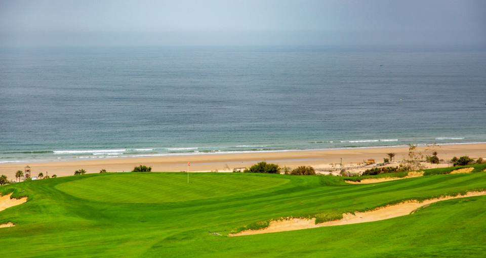Tazegzout Golf (Taghazout Bay) : green et bunkers face à l'océan