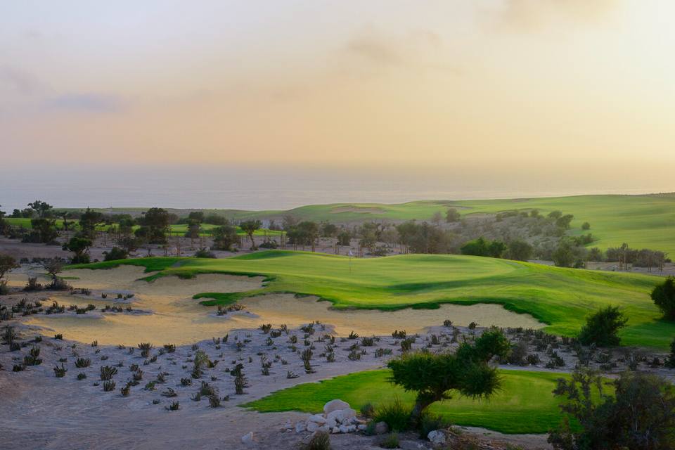 Tazegzout Golf (Taghazout Bay) : green, bunkers et végétation au couchant