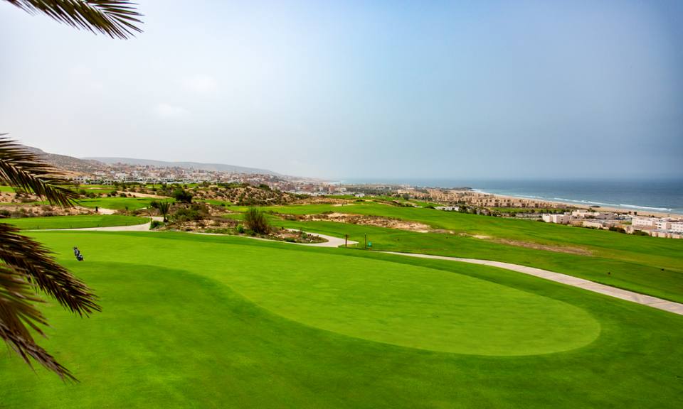Tazegzout Golf (Taghazout Bay) : green et fairways, vue sur la baie