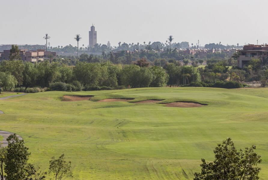 The Montgomerie Marrakech : fairway et bunkers, Koutoubia à l'horizon